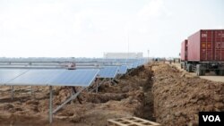 A 10-megawatt solar farm in Svay Rieng province’s Bavet city on Cambodia's eastern border with Vietnam, June 17, 2017. (Sun Narin/VOA Khmer)