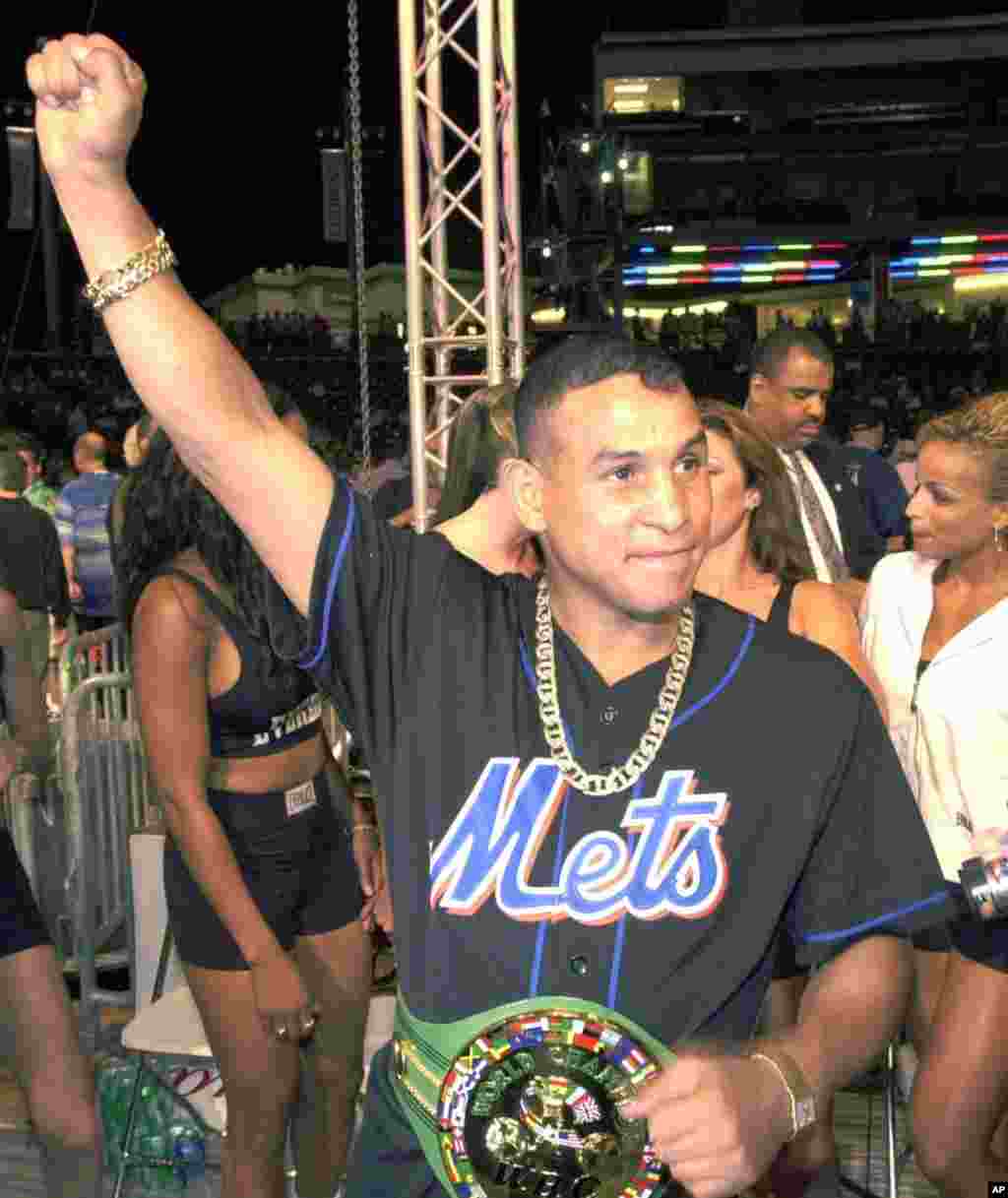 H&eacute;ctor &quot;Macho&quot; Camacho saluda a sus fan&aacute;ticos en Nueva York, en julio de 2001.