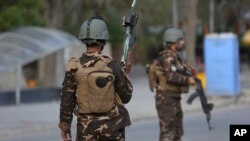 Personal de seguridad afgano llega al Ministerio de Telecomunicaciones durante un tiroteo con insurgentes en Kabul, Afganistán, el sábado 20 de abril de 2019.