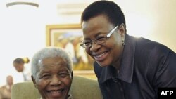 Cựu Tổng thống Nam Phi Nelson Mandela và phu nhân Graca Machel tại tư gia ở Johannesburg, (ảnh tư liệu ngày 16 tháng 5, 2011).