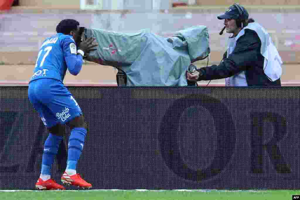 Rennes&#39; French defender Faitout Maouassa (L) celebrates after scoring a goal during the French L1 football match Monaco vs Rennes at the &quot;Louis II Stadium&quot; in Monaco.