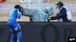 Le défenseur français de Rennes Faitout Maouassa (G) célèbre après avoir marqué un but contre Monaco, le 20 octobre 2019 au "Stade Louis II" de Monaco. (Photo par VALERY HACHE / AFP)