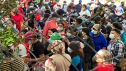 Nicaragüenses en Honduras buscan inocularse contra el COVID-19. Foto VOA.