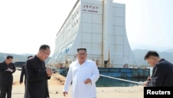 김정은 북한 국무위원장이 금강산관광지구를 시찰하고 금강산에 설치된 남측 시설 철거를 지시했다고 북한 관영 '조선중앙통신'이 지난해 10월 보도했다.