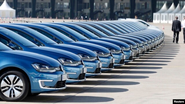 Volkswagen planea despedir el viernes a por lo menos tres ejecutivos, según agencias de noticias en Alemania.