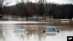 미국 미주리 주에 내린 이례적인 홍수로 지난 28일 킴스윅 시가 물에 잠긴 가운데 차량 두 대가 물에 잠겼다.
