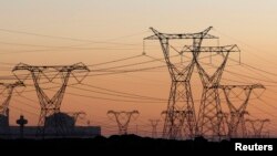 Des pilons d'électricité à Cape Town, en Afrique du sud, le 17 juillet 2009.