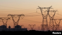 Le gouvernement sud-africain a annoncé mercredi des avantages fiscaux pour rendre alléchants les investissements dans la production d'énergies propres alors que le pays est plongé dans une grave crise de l'électricité. 