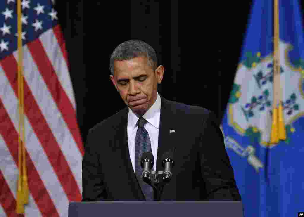 Presiden Amerika Barack Obama menyampaikan pidatonya dalam acara doa bersama bagi para korban penembakan di SD Sandy Hook di Newtown, Connecticut, 16 Desember 2012. (Foto: AFP/Mandel NGAN)