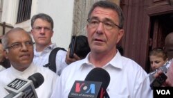 U.S. Defense Secretary Ash Carter speaks to reporters in India, April 10, 2016. (Photo: C. Babb/VOA)