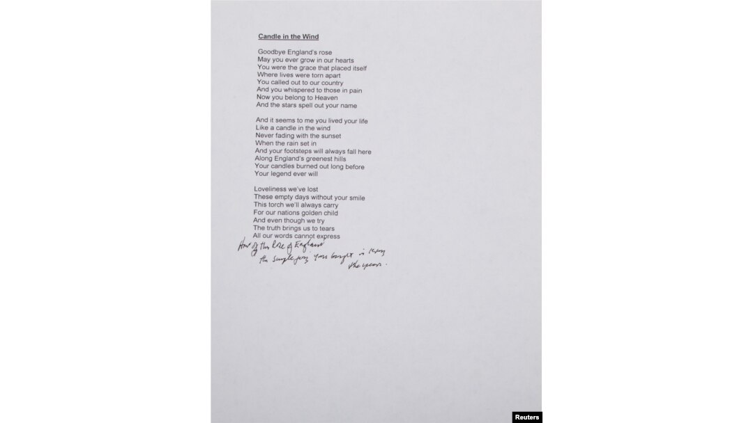 Naskah lirik lagu "Candle in The Wind" oleh Bernie Taupin yang akan dilelang dalam foto yang dirilis rumah lelang Julien Auctions, 28 September 2018.
