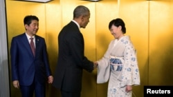 지난 5월 주요 7개국(G7) 정상회담을 위해 일본을 방문한 바락 오바마(가운데) 미국 대통령과 악수 하고 있는 아베 신조 일본 총리 부인 아키에 여사. 왼쪽은 아베 총리. (자료사진)