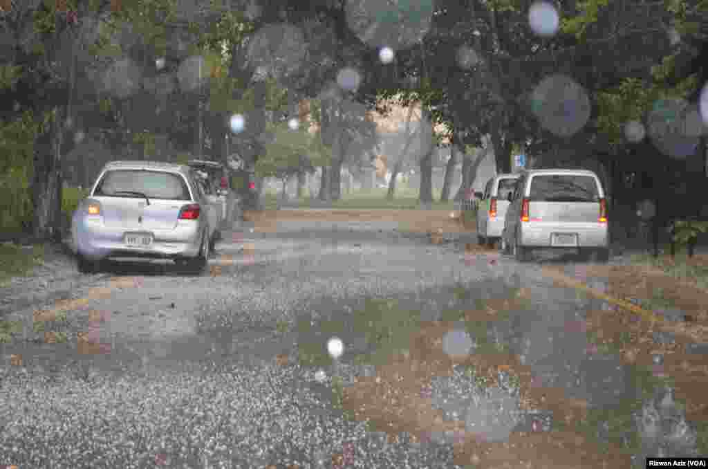 اسلام آباد میں دو روز سے بارش جاری ہے۔