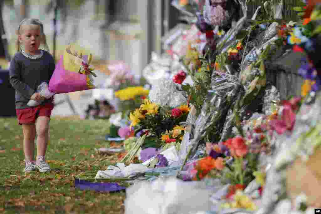 ادای احترام مردم نیوزیلند به قربانیان حمله مرگبار به دو مسجد در این کشور