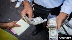 مبادله دلار در بازار سیاه ایران- آرشیو