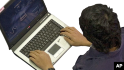 Larry Tesler hizo que el uso de las computadoras fuera más fácil para las nuevas generaciones como defensor y pionero de lo que llamó "edición sin modo". Eso significaba que un usuario no tendría que usar un teclado para cambiar entre los modos de escritura y edición.