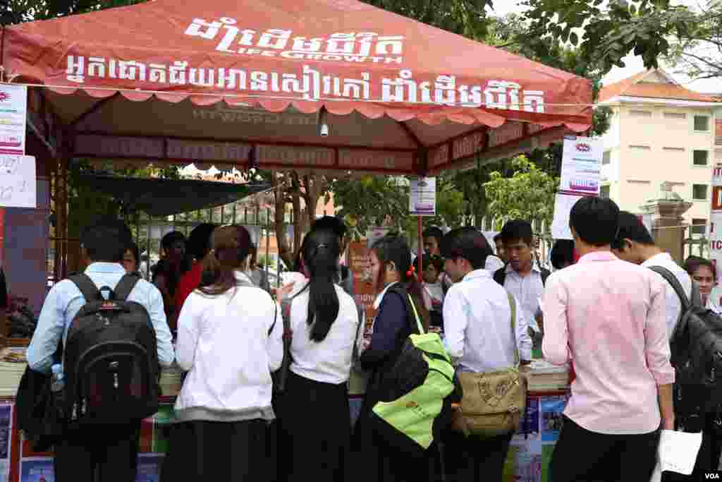 ទិដ្ឋភាព​ទូទៅ​នៃ​&laquo;ពិព័រណ៌​សៀវភៅ​នៅ​កម្ពុជា​ លើកទី៤​&raquo; នៅឯ​បណ្ណាល័យ​ជាតិ​ ក្នុង​រាជធានី​ភ្នំពេញ​នៅ​ថ្ងៃ​ទី​១១​ ខែ​ធ្នូ​ ឆ្នាំ​២០១៥។ (ហ៊ាន សុជាតា/ VOA)