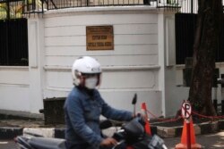 Pengendara motor melewati Kedutaan Besar Nigeria di Jakarta, Kamis, 12 Agustus 2021. Kementerian Luar Negeri meminta maaf pada Kamis atas penanganan seorang diplomat Nigeria. (Foto: AP/Tatan Syuflana)