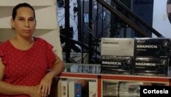 Nayiber Pérez, una emprendedora mujer en que vende ropa y otros productos por catálogo en Colombia, se resignó a vender en su casa ante las caídas de las redes sociales. [Foto: Cortesía]