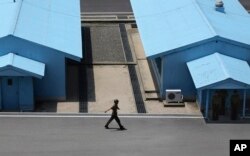 Tentara Korea Utara berpatroli di desa gencatan senjata, di Demilitarized Zone (DMZ) yang memisahkan kedua Korea di Panmunjom, Korea Utara, 20 Juni 2018. (Foto: dok).