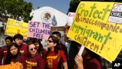 Para aktivis melakukan protes di depan konsulat Meksiko di Los Angeles mendesak perlindungan terhadap imigran terutama anak-anak (3/7). Sementara di Colorado, imigran menyambut diberikannya SIM kepada imigran termasuk kepada mereka yang ilegal. 