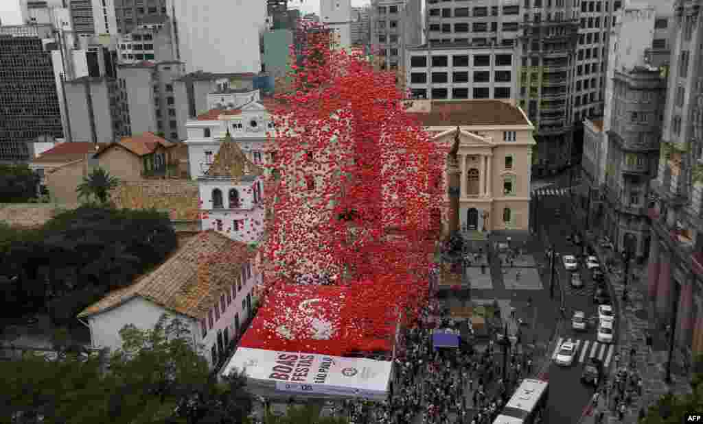 Thousands of biodegradable balloons are released by members of the Sao Paulo&#39;s commercial association at Patio do Colegio, the site of the Brazilian city&#39;s foundation in 1554.