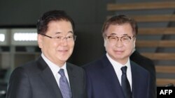 South Korea's national security advisor Chung Eui-yong (L) and spy chief Suh Hoon (R) arrive at Incheon airport, west of Seoul, on March 8, 2018 to leave for Washington. 