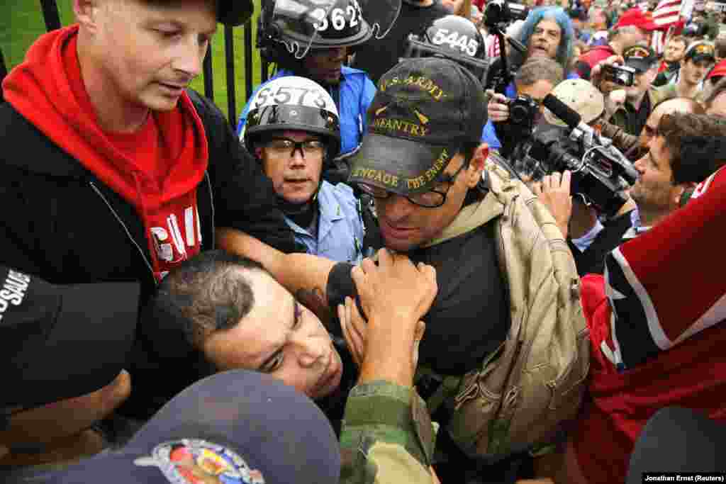 Manifestantes tentam libertar alguns de seus colegas durante um confronto com a polícia em frente a Casa Branca.