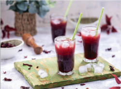 Minuman enab (asam) dan hibiscus (kembang sepatu), minuman favorit warga Alexandria, Mesir untuk berbuka puasa di bulan Ramadan. (Foto: IG / @ nanosnummies)