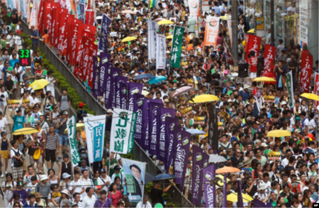 Para demonstran pro-demokrasi berbaris dalam protes tahunan yang menandai penyerahan Hong Kong dari kekuasan Inggris ke kekuasaan China tahun 1997, di Hong Kong (1/7).