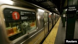 Sebuah kereta bawah tanah berhenti di Times Square, New York, AS. Seorang laki-laki memperkosa seorang perempuan di kereta api pinggiran kota Philadelphia pada pekan lalu. (Foto: Reuters/Ilustrasi)