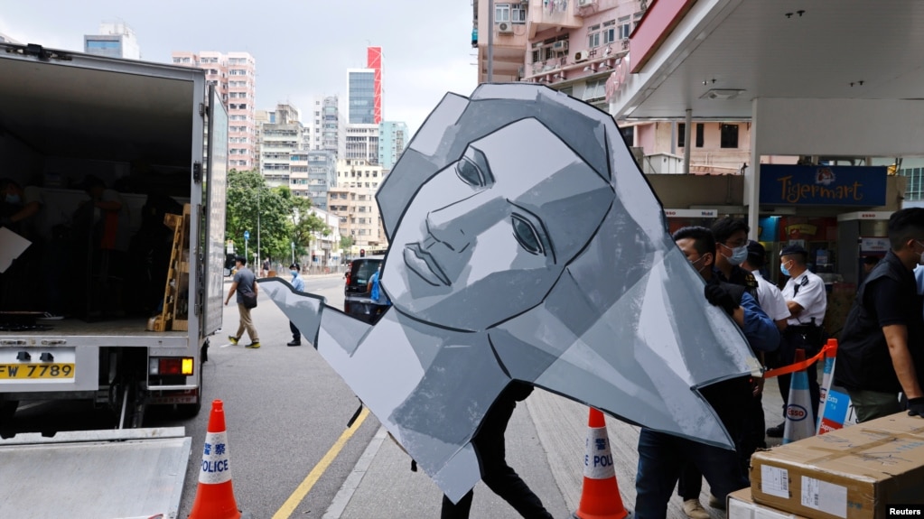 香港警方2021年9月9日突袭六四纪念馆搬走自由女神头像。(photo:VOA)