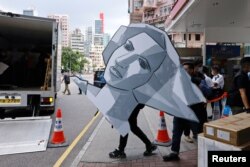 香港警方2021年9月9日突襲六四紀念館搬走自由女神頭像。 (路透社)
