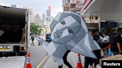 香港警方2021年9月9日突襲六四紀念館搬走自由女神頭像。