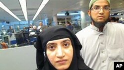 Foto bertanggal 27 Juli 2014 ini menunjukkan Tashfeen Malik, (kiri) dan Syed Farook saat berada di depan petugas Bea Cukai dan Pelindungan Perbatasan AS, di bandara Internasional O'Hare di Chicago (Foto: dok). 