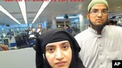 美国南加州圣贝纳迪诺枪击案凶手法鲁克（右）与妻子马利克2014年7月27日在芝加哥奥黑尔国际机场通过美国海关时的照片。法鲁克的苹果手机导致苹果公司与美国联邦调查局的较量。