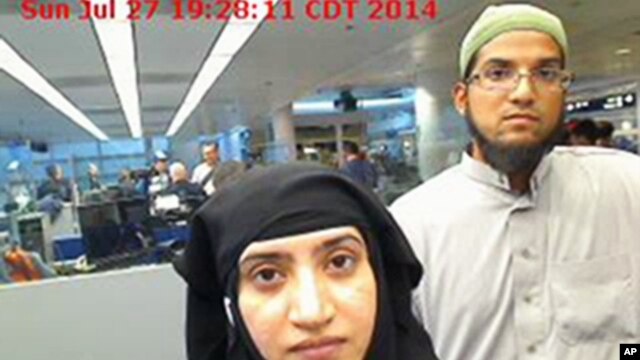 Tashfeen Malik, y Syed Farook, pasan por el aeropuerto Internacional O'Hare de Chicago en julio de 2014. Foto proporcionada por la Agencia de Aduanas y Protección Fronteriza de Estados Unidos.