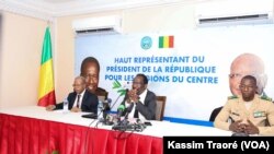 Dioncounda Traoré et son staff au Mali, le 23 janvier 2020. (VOA/Kassim Traoré)