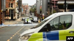 La police érige un cordon de sécurité sur Livery Street après un incident de poignardage dans le centre de Birmingham, en Angleterre, le 6 septembre 2020.