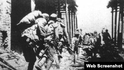 1938年4月6日，中国国民党军队在山东南部的台儿庄抗击日本侵略军，此战被称为“台儿庄战役”。图为中国军队冲进台儿庄与日军展开巷战。（历史照片）