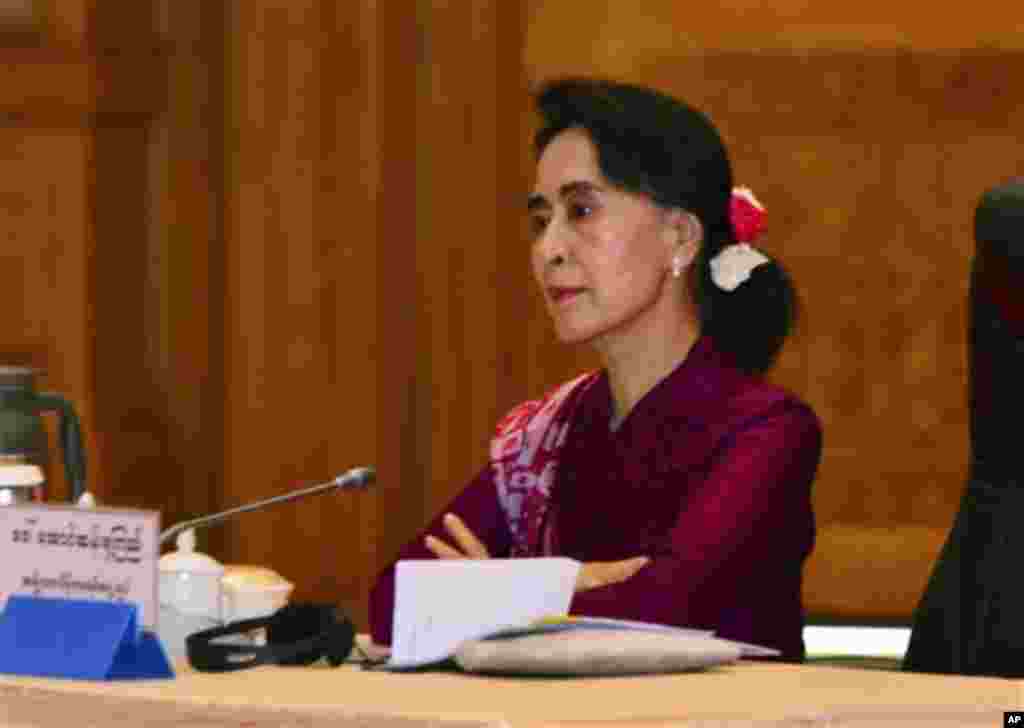 ႏိုင္ငံေတာ္သမၼတဦးသိန္းစိန္၊ တပ္မေတာ္ကာကြယ္ေရးဦးစီးခ်ဳပ္ ဗိုလ္ခ်ဳပ္မွဴးႀကီး မင္းေအာင္လိႈင္၊ ျပည္သူ႔လႊတ္ေတာ္ဥကၠ႒ သူရဦးေရႊမန္း၊ အမ်ိဳးသားလႊတ္ေတာ္ဥကၠ႒ ဦးခင္ေအာင္ျမင့္၊ အမ်ိဳးသားဒီမိုကေရစီအဖြဲ႔ခ်ဳပ္ ဥကၠ႒ ေဒၚေအာင္ဆန္းစုၾကည္ႏွင္႔ တိုင္းရင္းသား ကိုယ္စားလွယ္ ရခိုင္အမ်ိဳးသားပါတီ ဥကၠဌ ေဒါက္တာေအးေမာင္တို႔ ေတြ႔ဆံုၾကတဲ့ ေျခာက္ပြင့္ဆိုင္ ေဆြးေႏြးပြဲ က်င္းပ။ (ဧၿပီလ ၁၀၊ ၂၀၁၅)