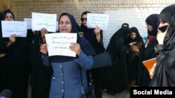
Sekelompok perempuan berunjuk rasa di Iranshahr, Iran, 19 Juni 2018, mendesak pihak berwenang untuk mengadili mereka yang bertanggung jawab atas dugaan pemerkosaan beramai-ramai di kota sebelah tenggara tersebut.
