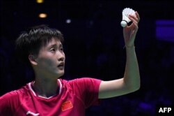 Chen Yufei dari China saat bersiap servis melawan Tai Tzu Ying dari Taiwan dalam final tunggal putri turnamen bulu tangkis All England Open di Birmingham, Inggris, 10 Maret 2019.