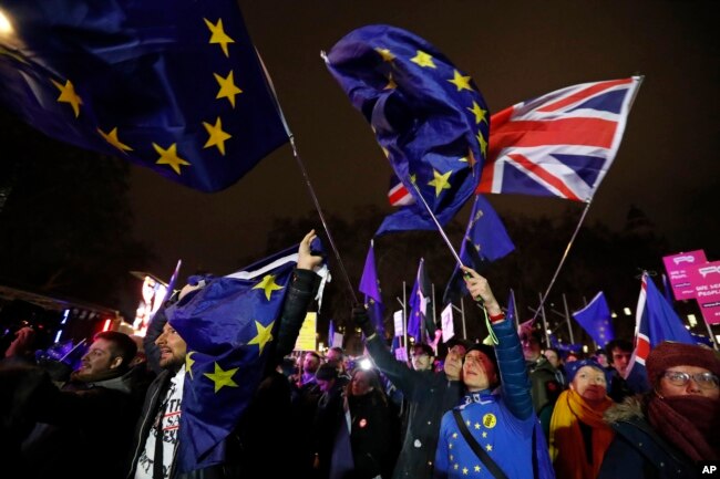 Anti-Brexit demonstrators react after the results of the vote on British Prime Minister Theresa May's Brexit deal were announced in Parliament square in London, Jan. 15, 2019.