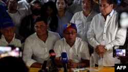 El candidato opositor a gobernador del estado de Barinas, Sergio Garrido habla junto al ex candidato Freddy Superlano, durante una conferencia de prensa tras la elección de gobernador en la ciudad de Barinas, Venezuela, el 9 de enero de 2022.