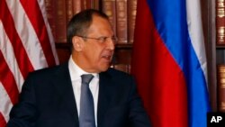 ရုရှားနိုင်ငံခြားရေးဝန်ကြီး Sergei Lavrov (ဝဲ) နဲ့ အမေရိကန် ဒုသမ္မတ Joe Biden (ယာ) တို့ မြူးနစ်လုံခြုံရေးဆိုင်ရာ ညီလာခံမှာ သီးခြားတွေ့ဆုံနေစဉ်။ (ဖေဖော်ဝါရီလ ၂ ရက်၊ ၂၀၁၃)။