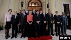 La Alta Representante de la UE para Asuntos Exteriores, Federica Mogherini, y el presidente de Costa Rica, Carlos Alvarado, posan para una foto durante la reunión ministerial del Grupo Internacional de Contacto sobre la crisis en Venezuela, el 6 de mayo de 2019, en Costa Rica.