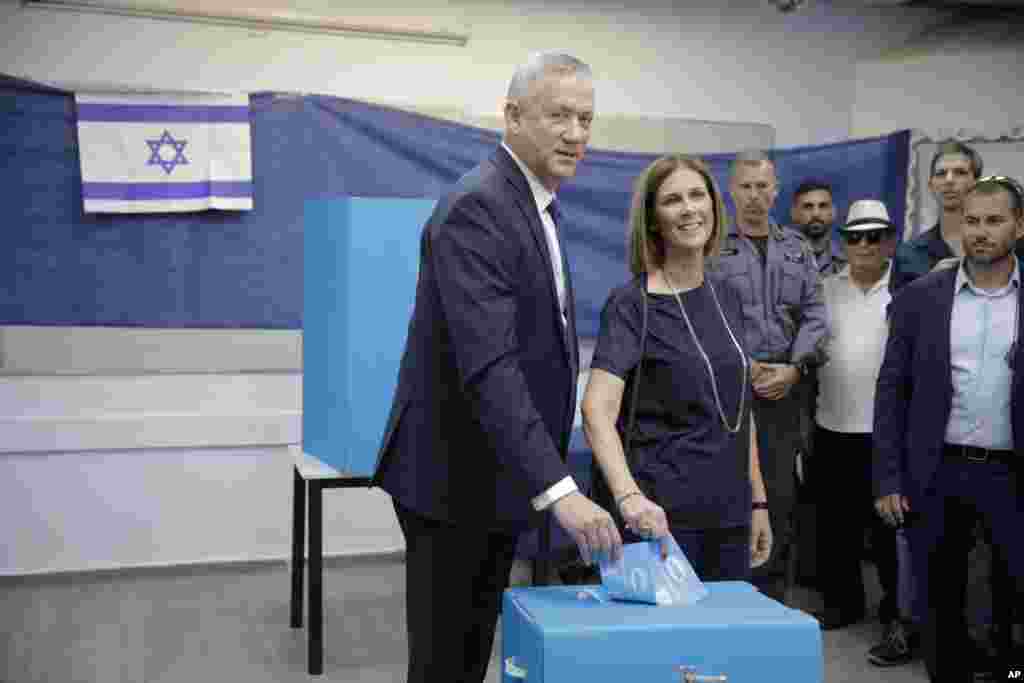انتخابات پارلمانی اسرائیل -&nbsp;&nbsp;&laquo;بنی گانتز&raquo; ژنرال سابق ارتش اسرائیل در نزدیکی تل آویو رای داد و برای همه آرزوی موفقیت کرد.