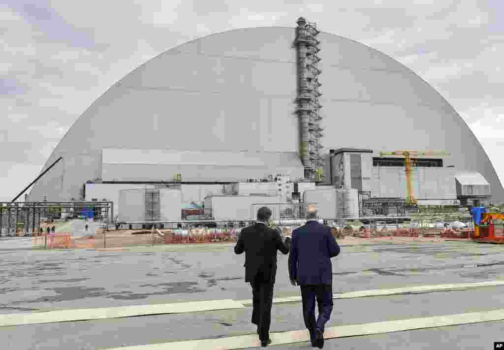 Ukrainian President Petro Poroshenko, left, and Belarusian President Alexander Lukashenko visit the Chernobyl nuclear power plant in Chernobyl, Ukraine, marking the 31st anniversary of the Chernobyl nuclear disaster, April 26, 2017. 