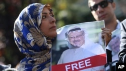 امن کی نوبیل انعام یافتہ سماجی کارکن توکل کرمان استنبول میں واقع سعودی سفارت خانے کے باہر ہونے والے مظاہرے میں شریک ہیں۔